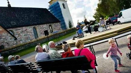 Med den vackra kyrkan som bakgrund firades på lördagen Kyrbyfesten för första gången. På scenen, trion Kritorna, som inspirerats av Astrid Lindgren.