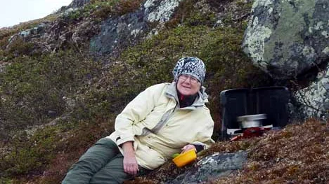 Professor Asta Pellinen-Wannberg vid lÃ¤gerplatsen, SomasjÃ¤rvi.