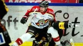Här går veteranens knä sönder. Jan Sandström ska undersökas av Yelverton Tegner under dagen.