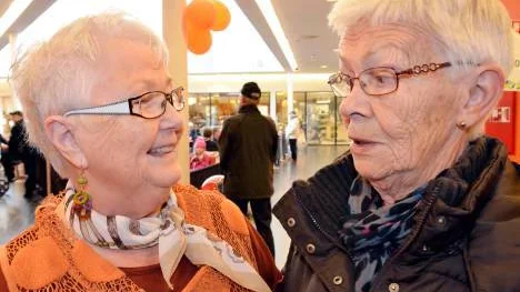 Ulla Granström och Vivi Svanberg tycker att det är tryggt att bli äldre i Kalix.