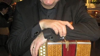 Svante Lindqvist, riksspelman och JP Nyströms frontfigur, fyller 55 år i dag.