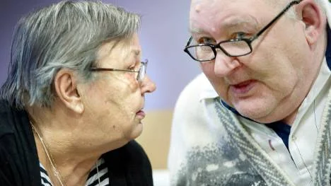 "Jag har ingen att prata med här", svarar Uuno Häkkilä när Kaarina Häkkilä upprepar en intervjufråga till maken som hör dåligt.