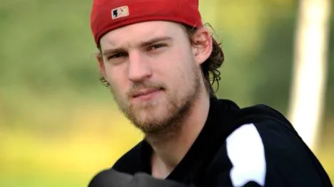 Fadern, sonen och det heliga hockeyarvet. Anton Gustafsson har en hel del att leva upp till - pappa Bengt-Åke är en av svensk hockeys största genom tiderna.