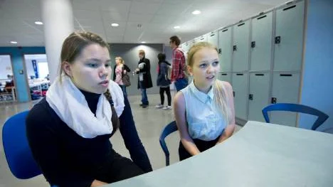 Brita Abrahamsson och Marie Sundqvist går tredje året på spetsutbildningen i matematik. De är inte nöjda med det nya datasystemet som haft stora inkörningsproblem.Foto: kurt engström FOTO: Kurt Engström