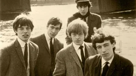 Så såg de ut 1964, Mick Jagger, Charlie Watts, Brian Jones, Keith Richards och Bill Wyman i the Rolling Stones. Här i prydliga kostymer på en båt på sightseeingtur på Stockholms ström.