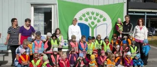 Ängens förskolebarn hissar grön flagg