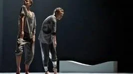 Cilla Olsen och Moa Westerlund i  Helena Fransén dansföreställning "I´m not looking back" till musik av Jenny Wilson.