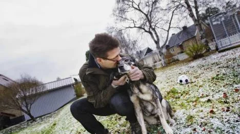 "Hon har varit med förut", säger Leif Bergström och kramar om Nova som överlevde en halvtimme i iskallt vatten.FOTO: Maria Ekman