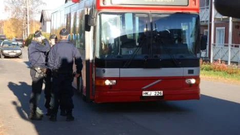 Polisen undersökte olycksplatsen och höll även ett samtal med den chockade chauffören som sedan fick hjälp av Citybuss personal att ta sig till sjukhuset.