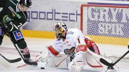 KARLSTAD 2010-10-19 
FBK:s Patrik Lundh i ett friläge med Luleås målvakt David Rautio i tisdagskvällens elitseriematch i ishockey mellan Färjestads BK och Luleå HF i Löfbergs Lila Arena i Karlstad.
Foto: Erik Mårtensson / SCANPIX / Kod 10400