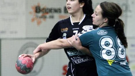 Både stadsderby och seriefinal i en och samma match. Räkna med en hel del heta känslor när Bodens BK och Boden Handboll möts under trettondagen i damettan i handboll. Och för Annica Sundqvist (nr 88) och hennes BBK blir det en stor utmaning att försöka sätta stopp för Bodens Handbolls åtta matcher långa segersvit. "Vi ska göra ett försök. Det är dem som har all press på sig", säger Sundqvist inför matchen.