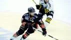 Landslagsklass. Simon Hjalmarsson får debutera i Tre Kronor under LG Hockey games.