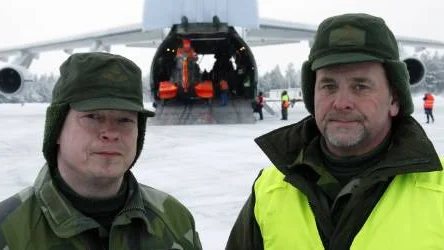 Kapten Mats Hällefors, helikopterflottiljen i Linköping, har uppdraget att frakta F21:s gamla räddningshelikoptrar till Afrika.  Till höger informationschef Johan Brolin, F21.