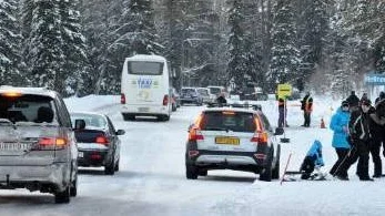 Köer bildades när många valde att ta egen bil upp till Dundret istället för att vänta på dröjande bussar.