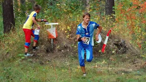 Mot segern. Oscar Westin har just klarat av sista kontrollen och är på väg att fullborda en övertygande triumf. Orienterarna bjöds på en fantastisk höstdag i prunkande färger.
