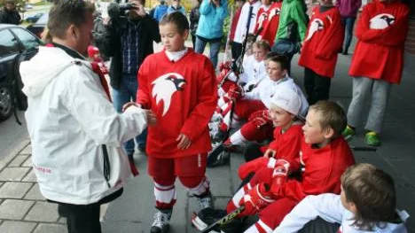 Kommunalrådet Kenneth Stålnacke tar emot en kravlista för en ny hockeyhall av Hampus Hagström, Kiruna IF:s lag 00.FOTO: Hans Sternlund