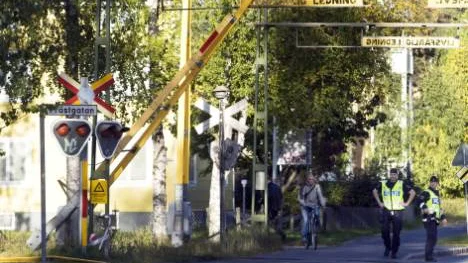 Polisen fick dirigera trafiken vid järnvägsövergången på Lulsundsgatan efter det att en LLT-buss rammat bommen. FOTO: Pär Bäckström