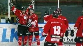 Hela Kirunas ishockey med A-lagsspelare, juniorer och ungdomar har anledning att jubla efter det nya sponsoravtalet som gör att klubben kan se ljust på framtiden. Här har Jarkko Oikarinen och Jonathan Hammar placerat sig strategiskt vid en reklamplats.