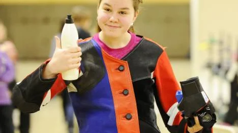 Så här glad blev Hanna Karlsson efter segerresultatet 390 i klassen L15s när regionfinalen avgjordes i Arcushallen.