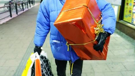 "Fuska lite lagom och hitta ditt sätt att fira jul, annars blir du olycklig. Försöker du får allting så perfekt som möjligt blir det bara ångest", säger shopaholic Ronny Olovsson.FOTO: Pär Bäckström
