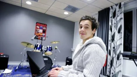 Som arbetslös orkade Johan Olsson Alvarez, 20, inte vänta på att jobben. Han skapade sitt eget projekt. Nu hjälper han ungdomar i Luleå att få fart på musikkarriären.