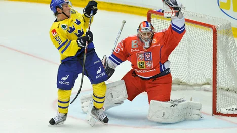 ÖRNSKÖLDSVIK 20111110

Mika Hannula och Jakub Stepanek i torsdagskvällens landskamp i Karjala-turneringen i ishockey mellan Tre Kronor och Tjeckien i Fjällräven Center i Örnsköldsvik.

Foto: Håkan Nordström / SCANPIX / Kod: 10910