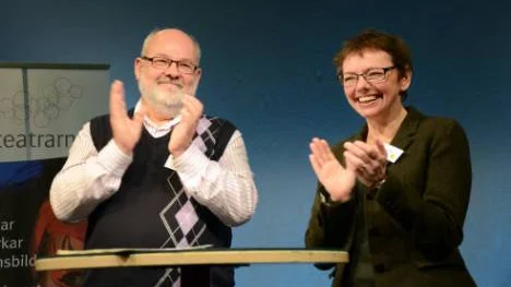Nu ska scenkonsten nå fler ute i landet. Thomas Ohlsson, ordförande för Länsteatrarna i Sverige och Birgitta Englin, vd Riksteatern                 underteckande ett avtal för samarbete mellan de båda instanserna på Samiska teatern igår.FOTO: Maria Unga