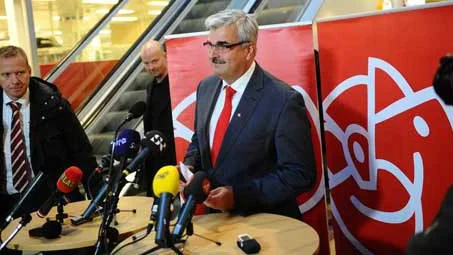 Håkan Juholt meddelar sin avgång.
