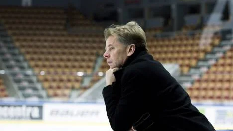 Väst är väst och "Ost" är "Ost". Lars Bergström vill inte tala om att förstärka Luleå Hockeys trupp innan transferfönstret stänger sista januari.
