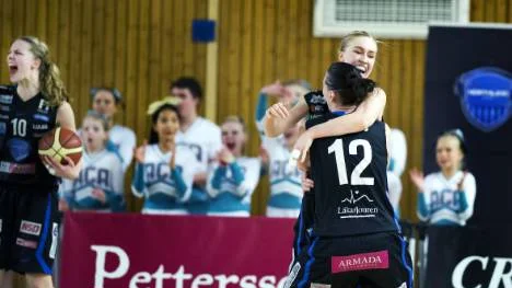Segerjublet i Pontushallen. Ellen Nyström, Frida Aili och Anna Barthold skriker ut sin glädje efter slutsignalen. 66-61 mot Solna innebär att laget är med i toppen av slutspelstabellen igen.
