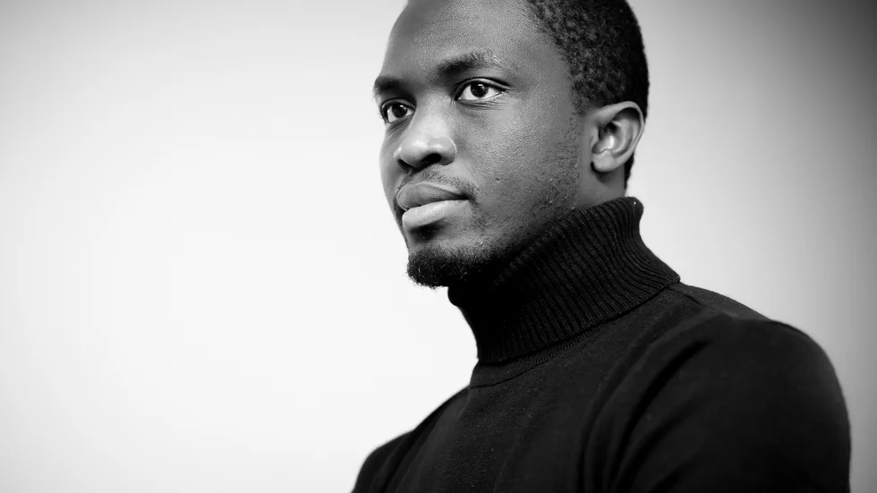 Mohamed Mbougar Sarr (född 1990) är en senegalesisk författare. "Fördolt är minnet av människan" är hans fjärde roman och hans stora internationella genombrott.