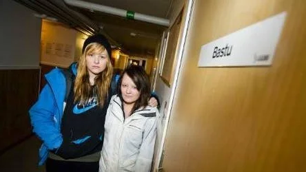 Ewelina Lundgren och Malin Söderman stod i går kväll utanför den bastu där olyckan inträffade. "Jag kände sådan rädsla" säger Ewelina Lundgren.