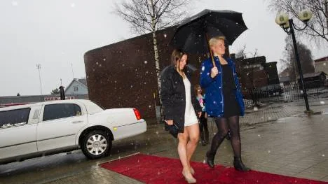 Charlotte Kalla och systern Cecilia anlände till galan i vit limousin.