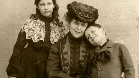 Strindbergs andra hustru, österrikiska författarinnan Frida Uhl, här med barnen Kerstin (Strindbergs dotter) och Friedrich (son till Frank Wedekind).