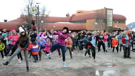 Pltösligt dansar nästan hela torget. Fenomenet flashmob har kommit till Kiruna.FOTO: HANS STERNLUND