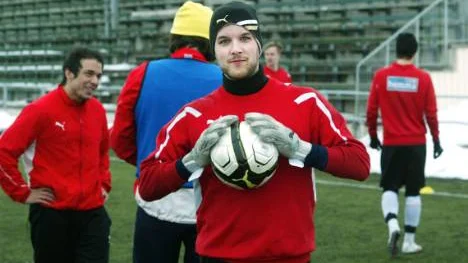 Petter Kero bröt foten under en korpmatch i innebandy. Då får Emil Siljegren chansen i Kirunas mål - till slut. Foto: Hans Sternlund