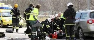 Lastbil och bil i svår kollision