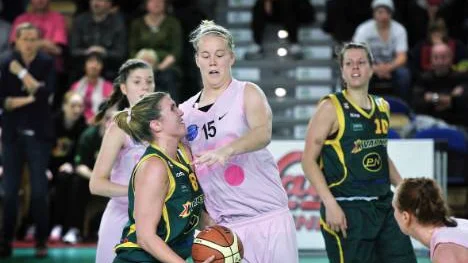 Traci Edwards fortsättter ha lekstuga i damligan. I går blev det 23 poäng och elva returer.