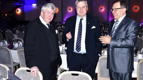 Kjell Hjelm, regionchef på Företagarna i Norrbotten, landshövding Per-Ola Eriksson och Stig Kerttu, Övertorneås näringslivschef, vill öka företagandet över gränsen.