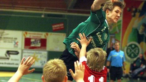 BBKs Nils Andrée Forsmark har inga problem att skjuta över enköpingsförsvaret och göra ett av laget 25 mål.