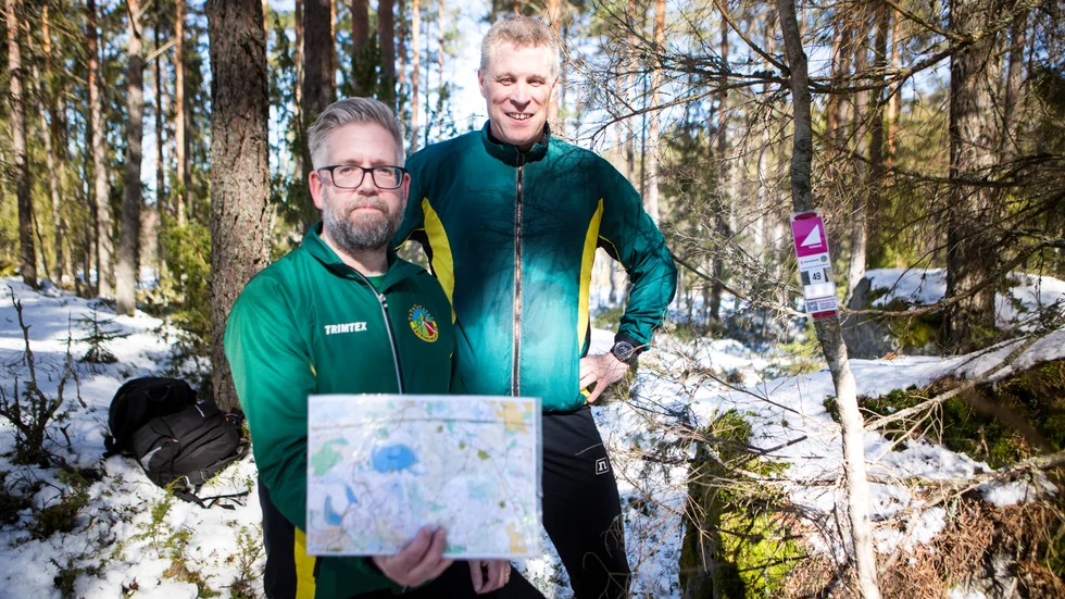 Kontroll 49 har precis satts upp i närheten av Ramsjöhult av Johan Karlsson och Henrik Flordal.