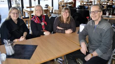 Här den glada arbetsgruppen från  Aurora  fr v Ulla Hedenberg-Wikström, Laila Spik, med i ursprungsfolkens "Grandmothers", Minna Kramvik. Europeisk kordinator och Clas Hedenberg, som ska dra upp planerna inför sverigebesöket som bara sker i Norrbotten för de tretton visa kvinnorna.