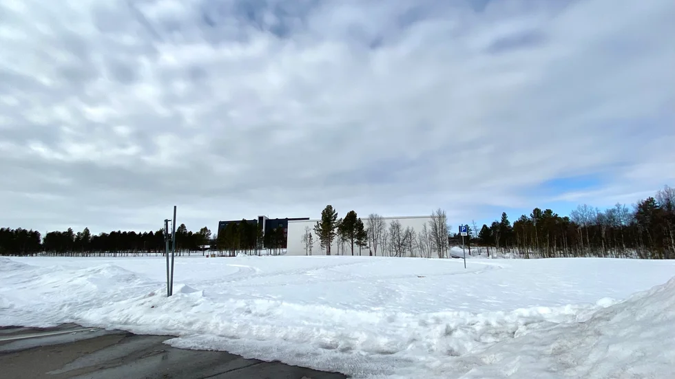 Tomten står och väntar medan parternas juridiska ombud förhandlar. 