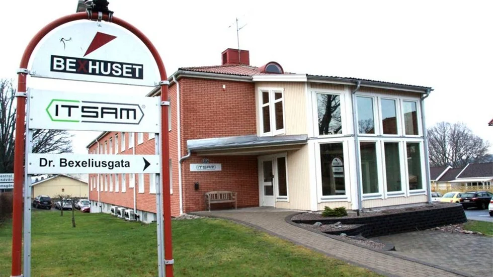 Kommunalförbundet Itsam med säte i Kisa skakades under hösten av en omfattande kris. Kritik riktades mot såväl direktion och revisorer som verkställande direktör. I det efterföljande spelet tvingades vd:n bort från sin tjänst. I samma veva riktade kommunstyrelsen i Kinda ett misstroende mot direktionens ledamöter i medlemskommunerna Boxholm, Kknda, Vimmerby, Ydre, Åtvidaberg och Ödeshög.