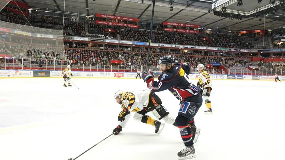 Till en början var stämningen hög i Cloetta center. Men den mattades av när stora delar av publiken lämnade arenan.