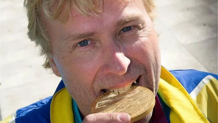 Guldsmak för Jonas Jacobsson som tagit tre guld i Paralympics.Foto: Jonas Ekströmer/Scanpix