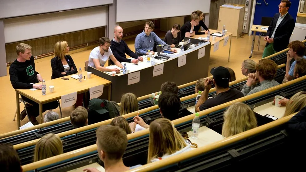Ett 40-tal studenter kom för att lyssna på debatten mellan Magnus Ek (CUF), Sara Skyttedal (KDU), Erik Scheller (LUF), Carl-Oskar Bohlin (MUF), Anton Nordenfur (Ung pirat), Annika Hirvonen (Grön ungdom), Pernilla Karlsson (Ung vänster) och Evin Incir (SSU). Debattledare var biträdande professor Lars Nicklasson från avdelningen för statsvetenskap.