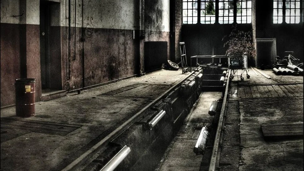 Abandon Places No. I - foto av Brian Reed (lokstall, Linköping).