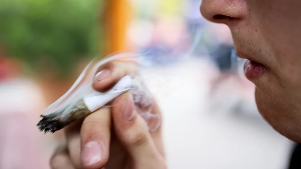 Mannen hade enligt egen utsago rökt cannabis dagligen under semestervistelsen utomlands. Eftersom det inte gick att utesluta detta frikände domstolen honom.