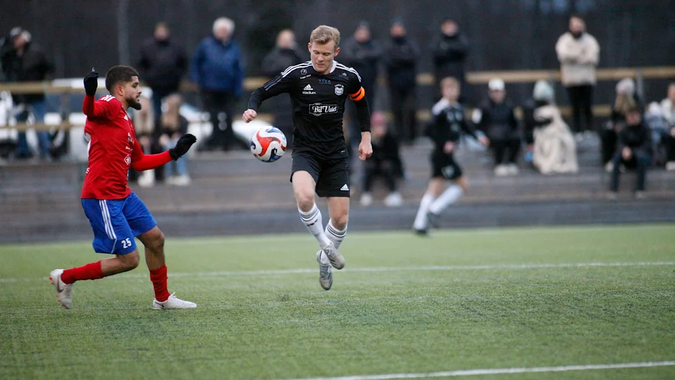 William Thuuri i hemmapremiären mot BKV Norrtälje på Fanna IP, när den 28-årige lagkaptenen fick kliva upp i en central roll på mittfältet "för första gången på tre-fyra år".